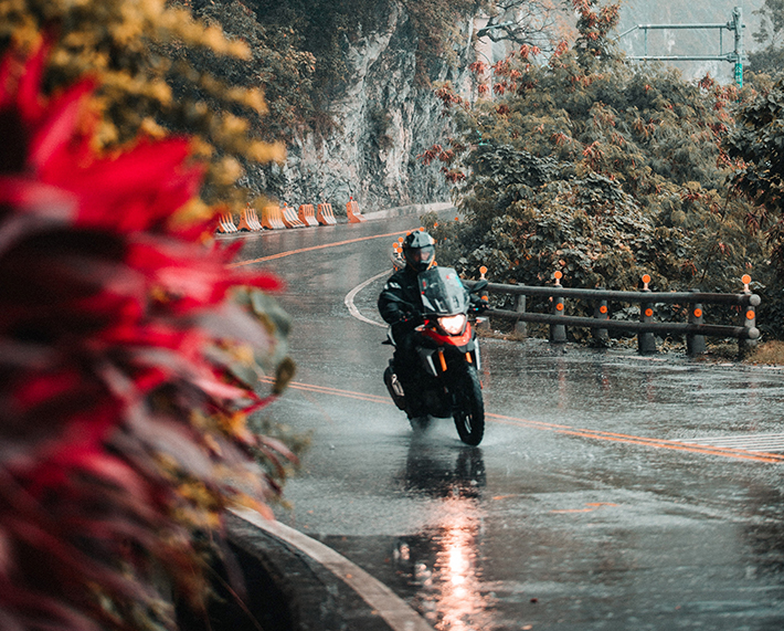 雨の日のバイクは「レインウェア」が必須