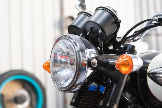 バイクのポジションランプが義務化へ！サイドリフレクターやデイライトに関する改正点もチェック