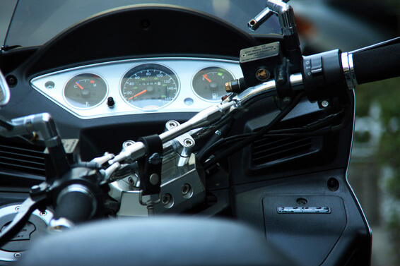 バイクのメーターを交換しよう！主要なタイプやおすすめメーカー、交換時の注意点など