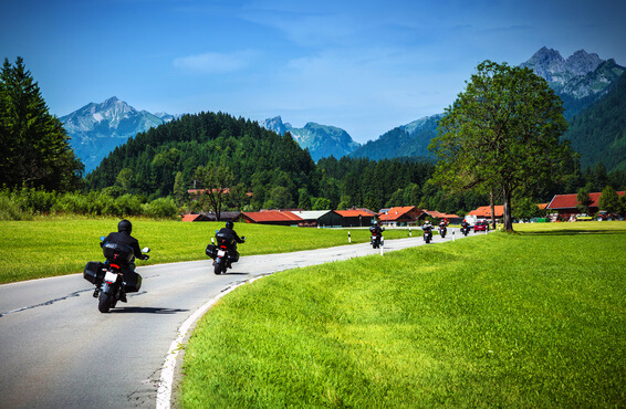 バイク用インカムはマスツーだけでなくソロツーでも活躍！選び方やおすすめメーカーを紹介