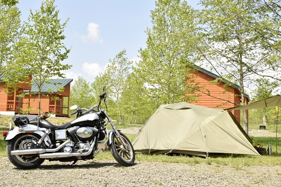 バイクで初めてのソロキャンプ！持ち物・荷物の積み方からキャンプ場の選び方まで解説