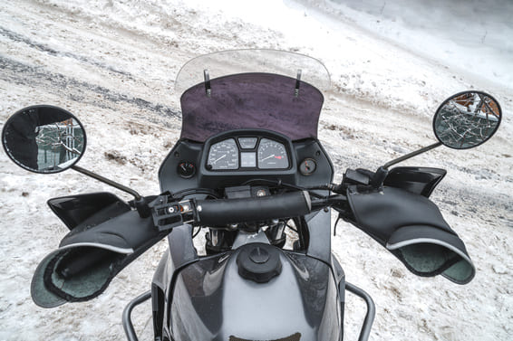 バイクのハンドルカバーは冬の防寒対策の定番！選び方やおすすめ製品を徹底解説