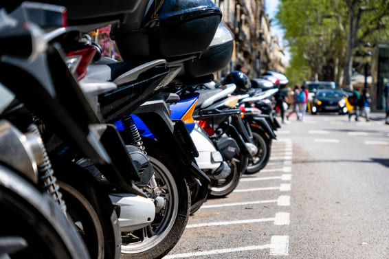 意外と多い「バイク駐車場のトラブル事例」～安心して愛車を保管できる駐車場とは？