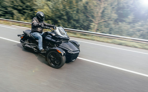 トライクの魅力と悩み～3輪バイクを楽しむなら駐車場選びが重要！