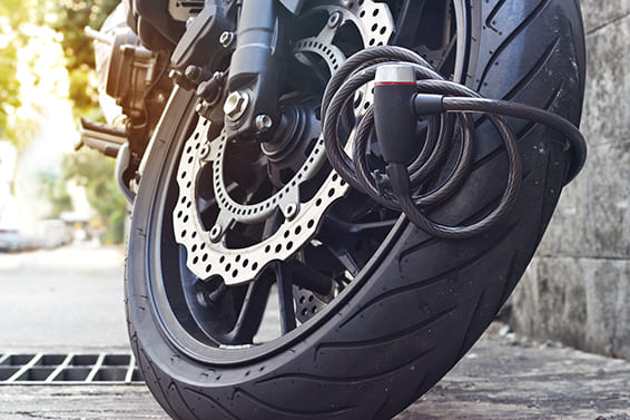 バイク盗難防止のためのセキュリティ対策グッズ、おすすめの最新アイテムを紹介