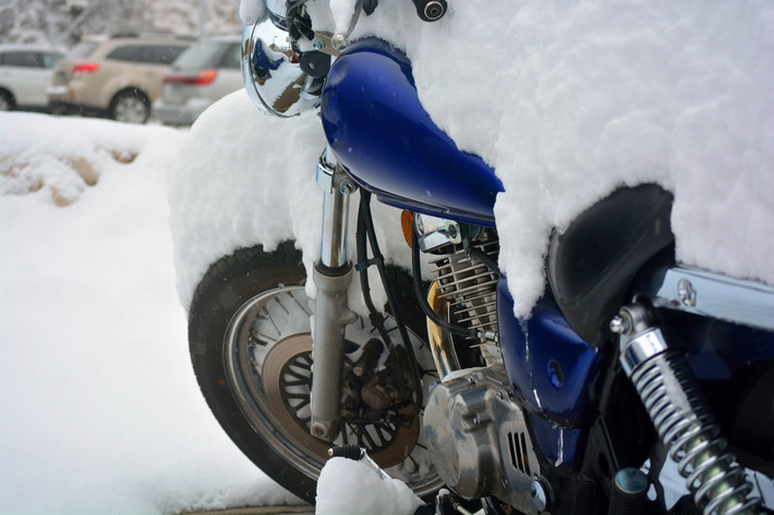 バイクで雪道を走るときはタイヤを履き替える！