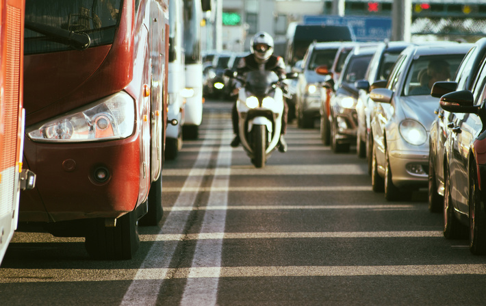 バイクのすり抜け運転は法律的にアウト？危険性やNG事例、罰則などを解説