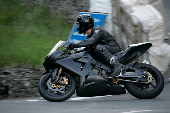 SUZUKI(スズキ)の名車「YZF-R1」