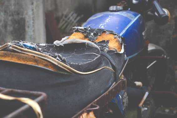 バイクのシートの補修・張り替え方法を解説！DIYでのやり方やショップに依頼する場合の費用など