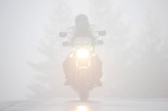 バイクにフォグランプを付けて夜間・濃霧でも安全運転を！メリットや取り付け方を解説