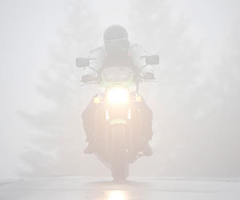 バイクにフォグランプを付けて夜間・濃霧でも安全運転を！メリットや取り付け方を解説