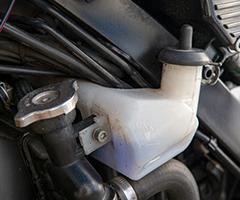バイクのクーラント（エンジン冷却水）交換は2～3年に一度が目安！やり方や注意点を解説